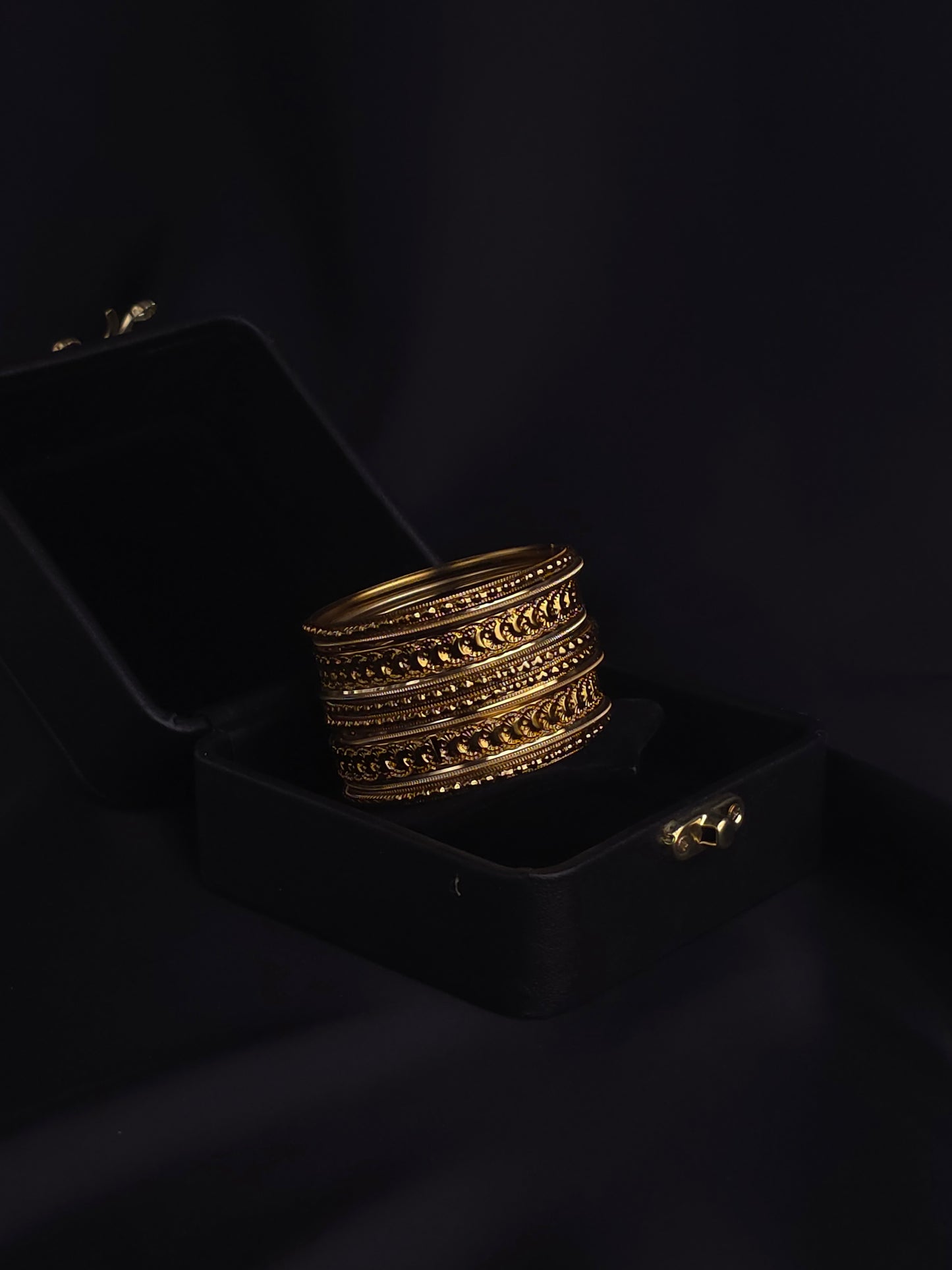Scalloped Pattern Kundan Bangles