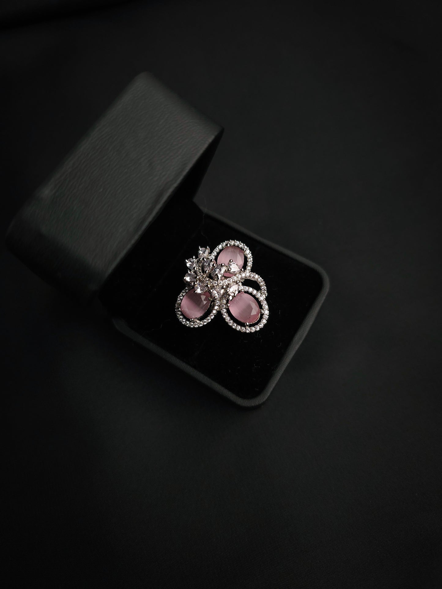 Royal Trillium Finger Ring