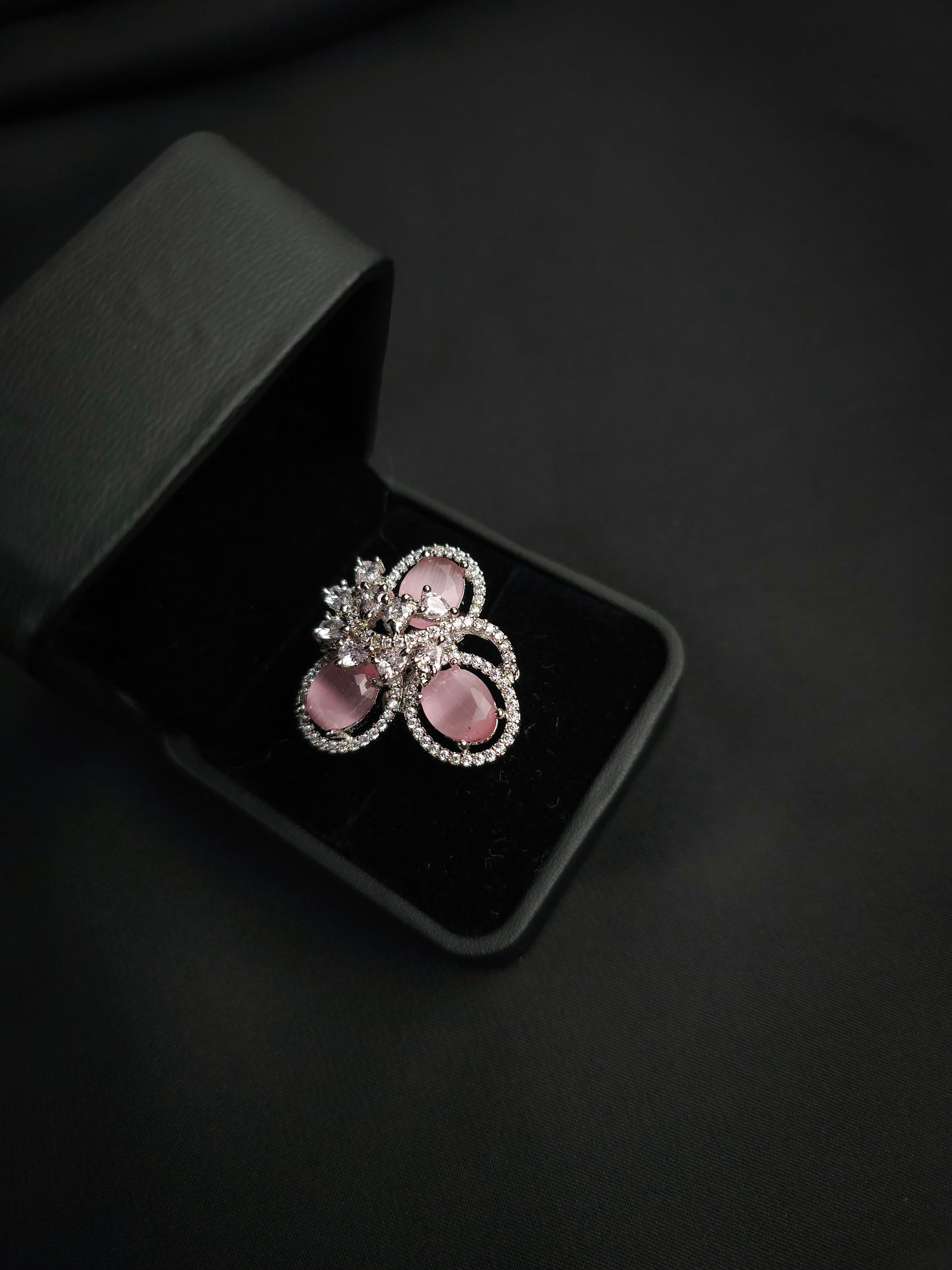 Royal Trillium Finger Ring