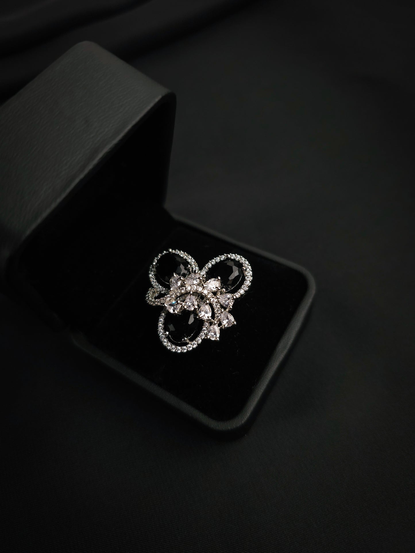 Royal Trillium Finger Ring