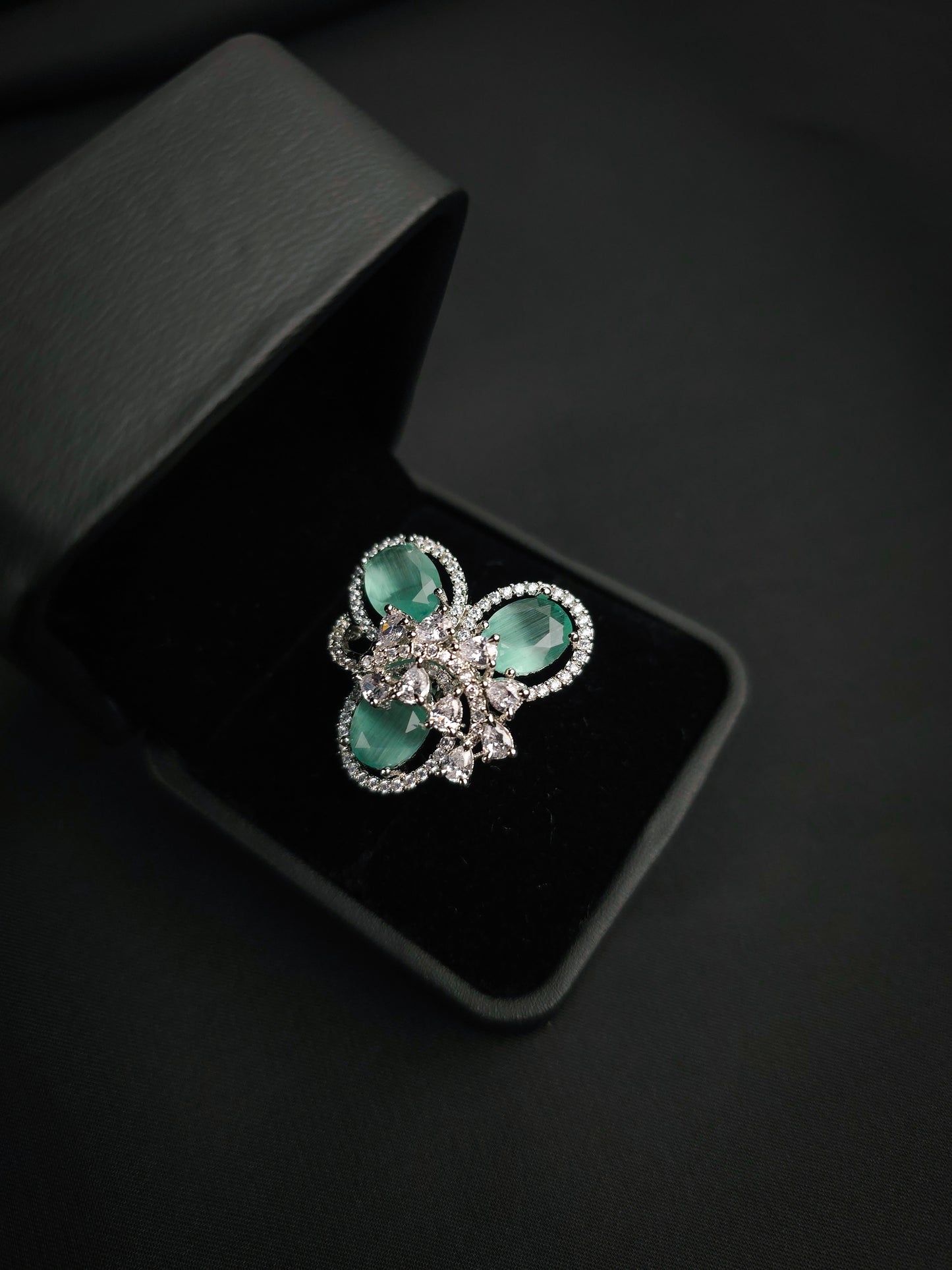 Royal Trillium Finger Ring