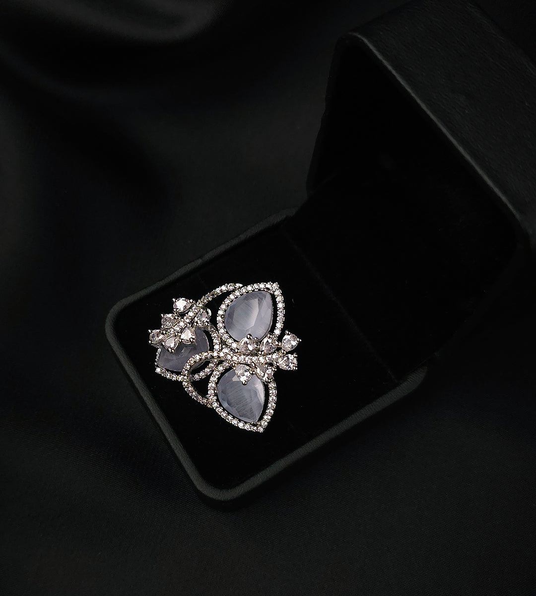Royal Trillium Finger Ring