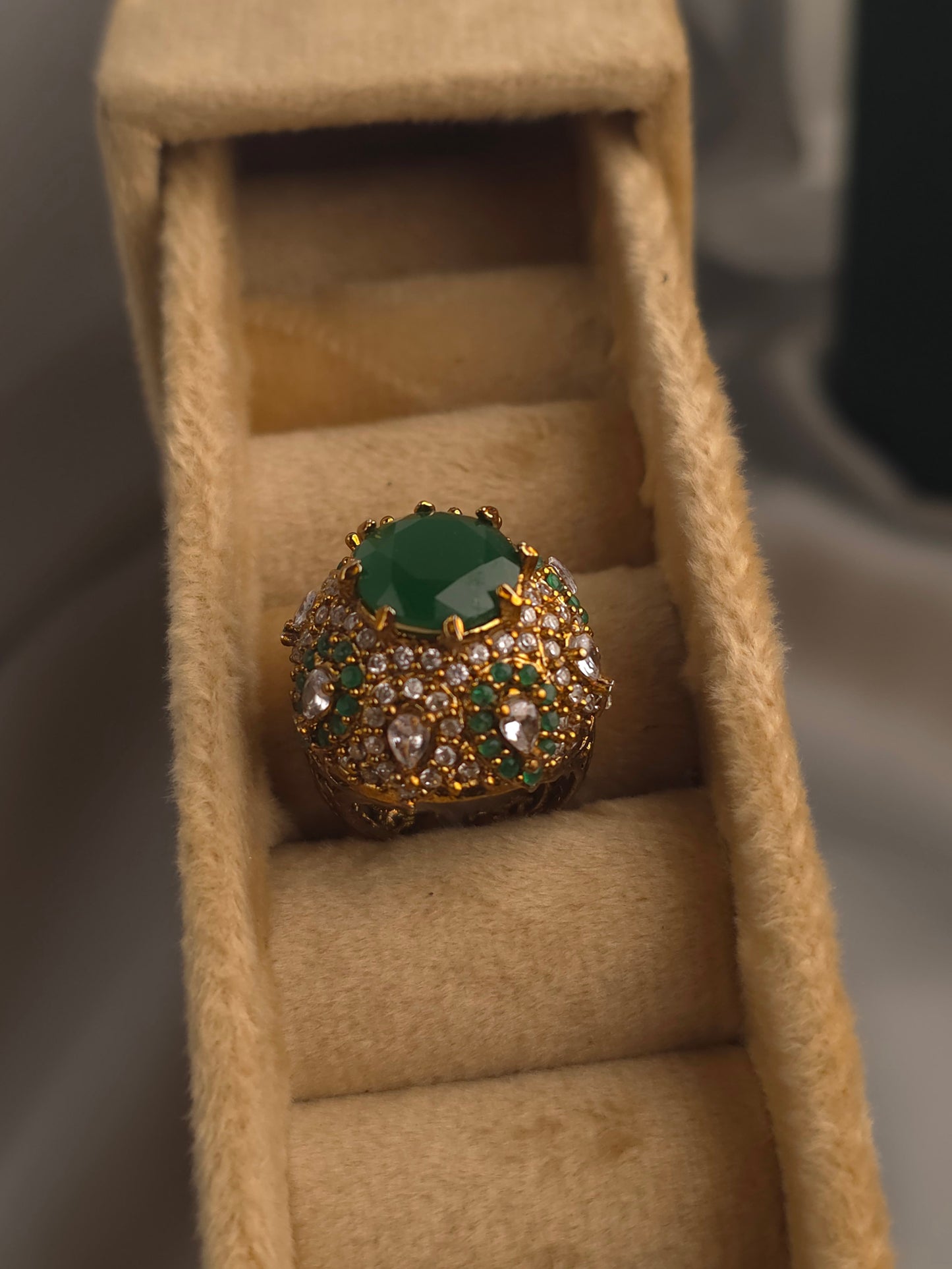 Regal & Traditional Royal Emerald Vanki