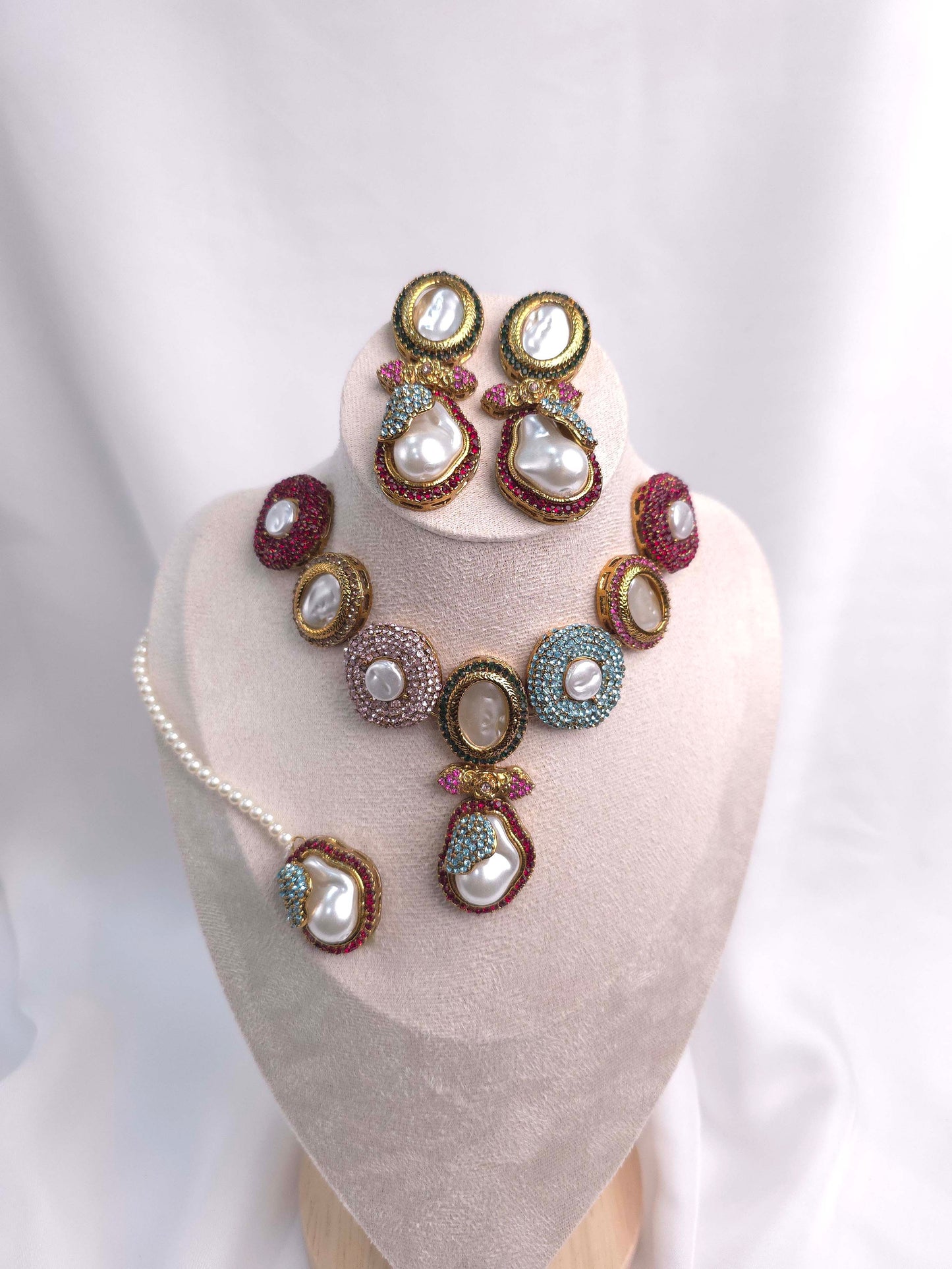 Rang-e-Deewan Pearl Mughal Charm Set